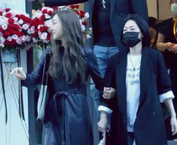 配资查询 大S离世后小S首次公开亮相 现身女儿画展精神佳